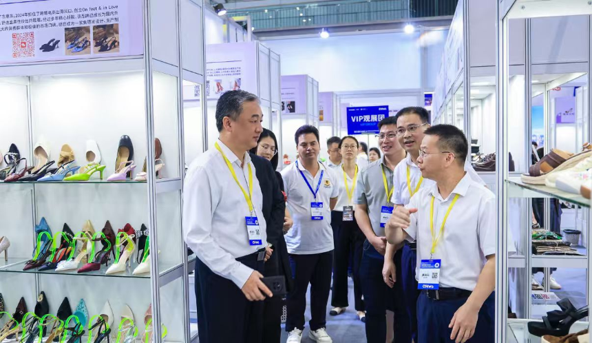 “惠东女鞋·跨境扬帆”——2025年“跨境电商+惠州市惠东县女鞋产业带”助力“百千万工程”专场活动在深启动,助推鞋业出海新路径(图3) “惠东女鞋·跨境扬帆”——2025年“跨境电商+惠州市惠东县女鞋产业带”助力“百千万工程”专场活动在深启动,助推鞋业出海新路径(图3)